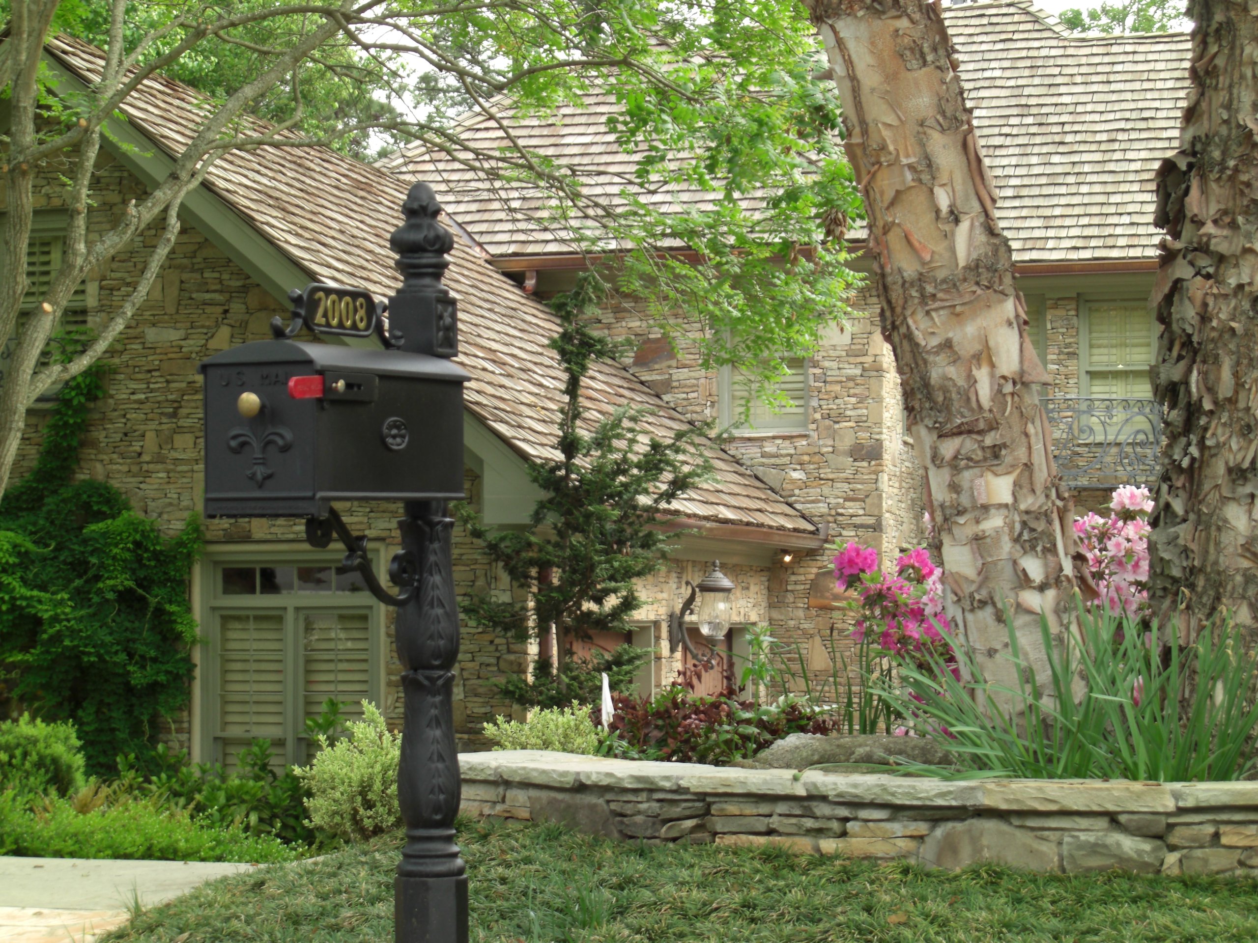 Algopix Similar Product 17 - The Williamsburg Cast Aluminum Mailbox